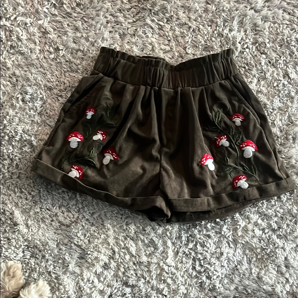 Dark green baggy mushroom shorts S